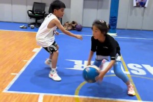 美女记者周玲安专访卡鲁索，在卡皇面前显得如此娇小可人！